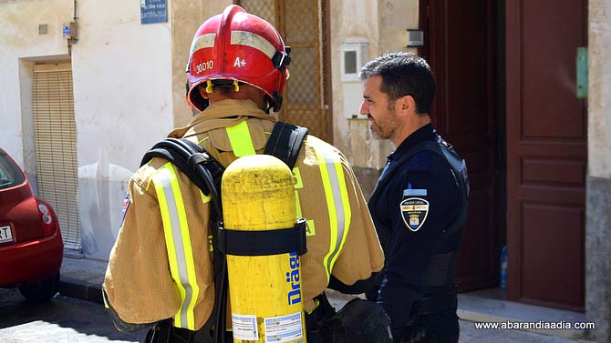 Efectivos de policía y bomberos en el lugar