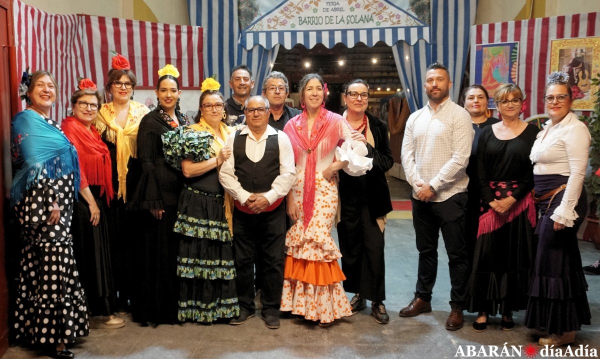 Pese a la lluvia, ya suenan las primeras sevillanas en la Feria de Abril 'La Solana'