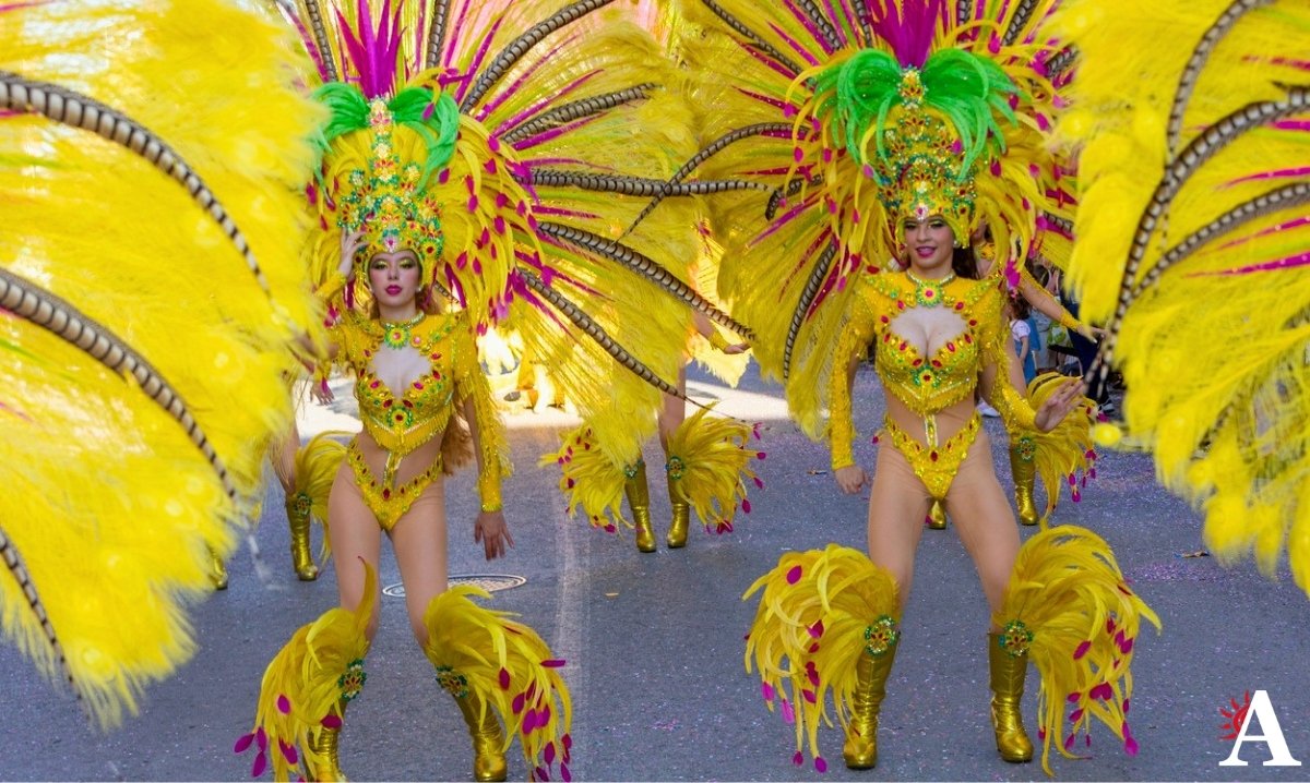 Espectacular desfile de comparsas y carrozas para culminar las Fiestas de San Roque