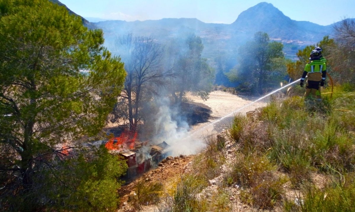 Bomberos sofocan un incendio en la Rambla de Ulea, junto a una explotación de colmenas