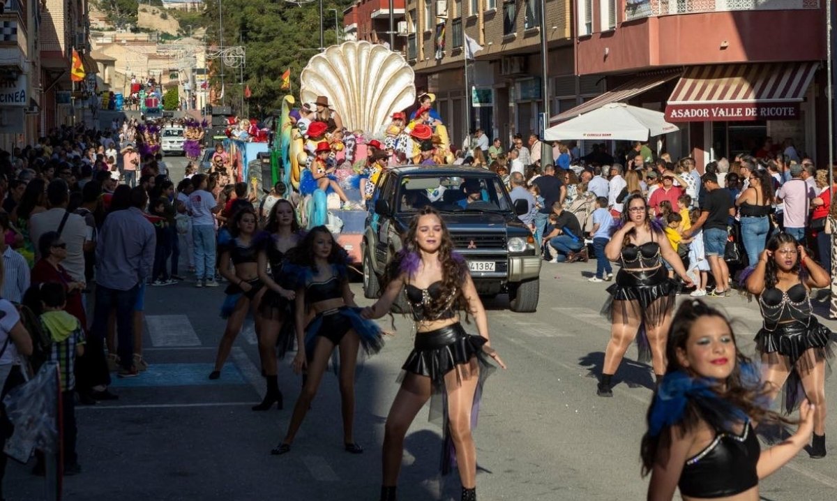 Blanca celebran esta tarde el desfile de carrozas que despide sus fiestas