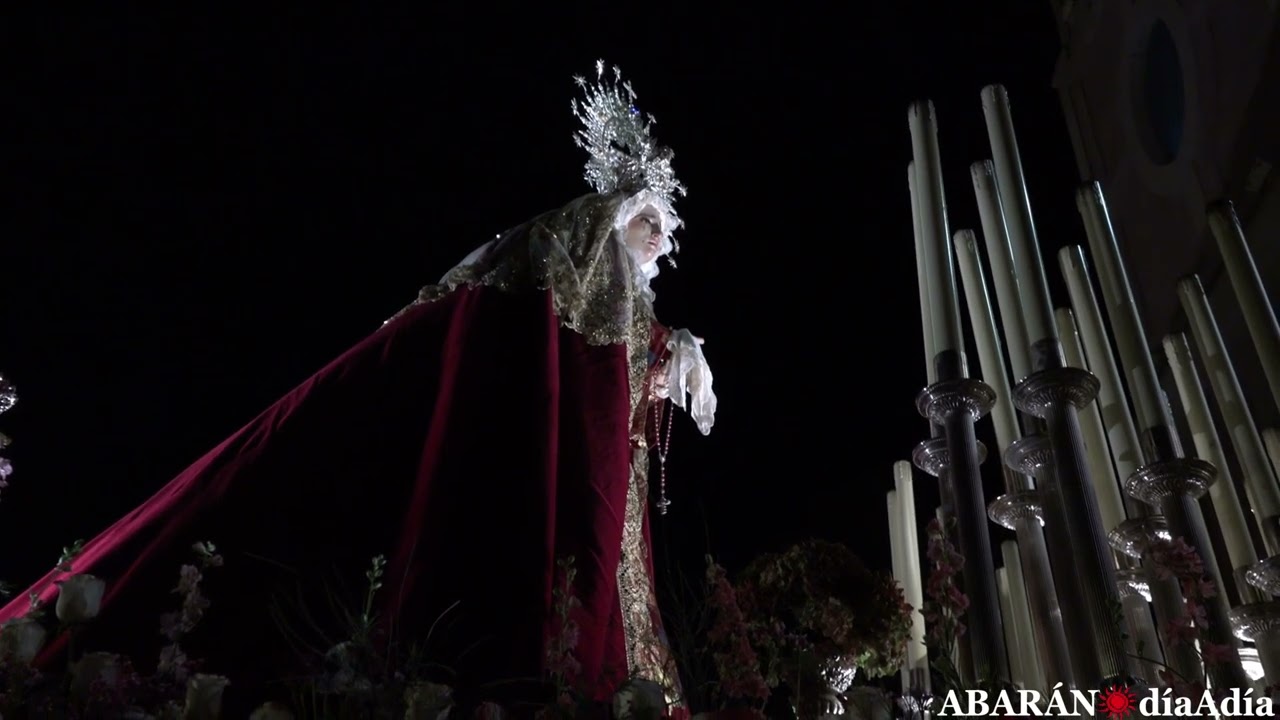 Lluvia de pétalos para la Virgen de la Amargura en el Miércoles Santo