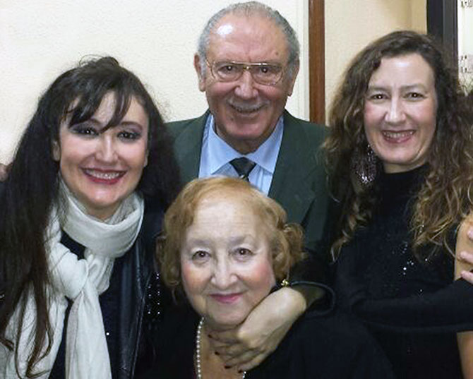 Cecilio junto a su mujer y sus dos hijas