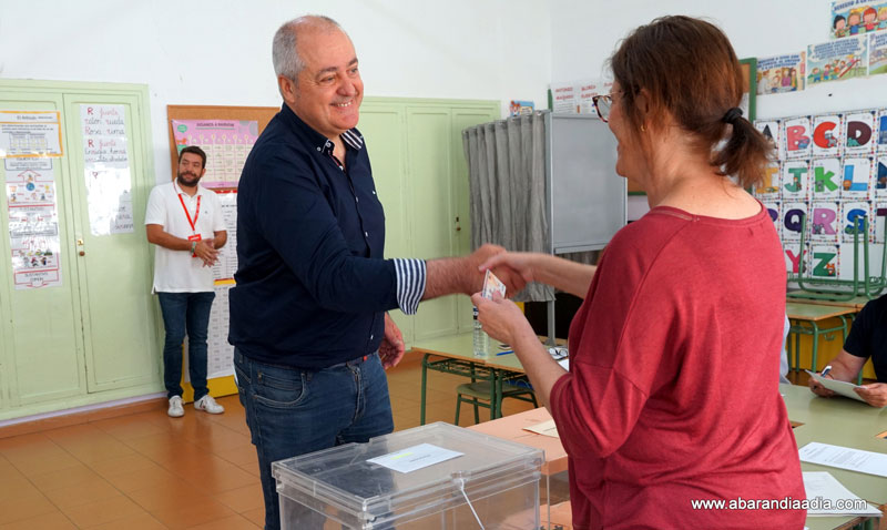 Jaime saluda a la presidenta de la mesa electoral tras votar
