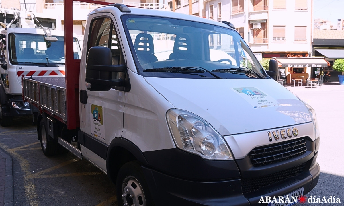 Dos nuevos vehículos para reforzar la recogida de basura y enseres en Abarán