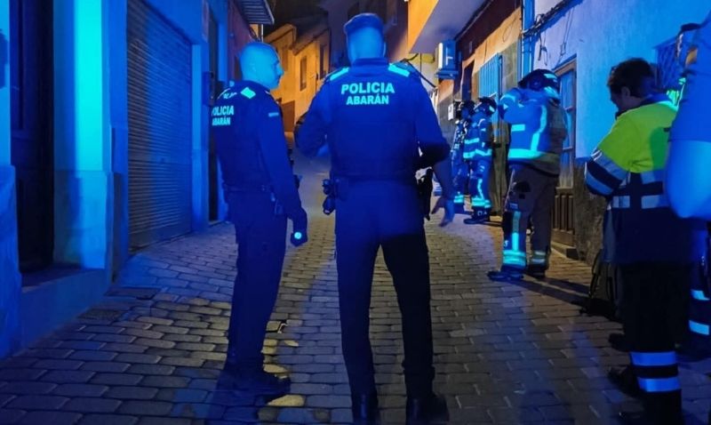 La rápida actuación de la Policía Local evita una tragedia en un incendio en Abarán