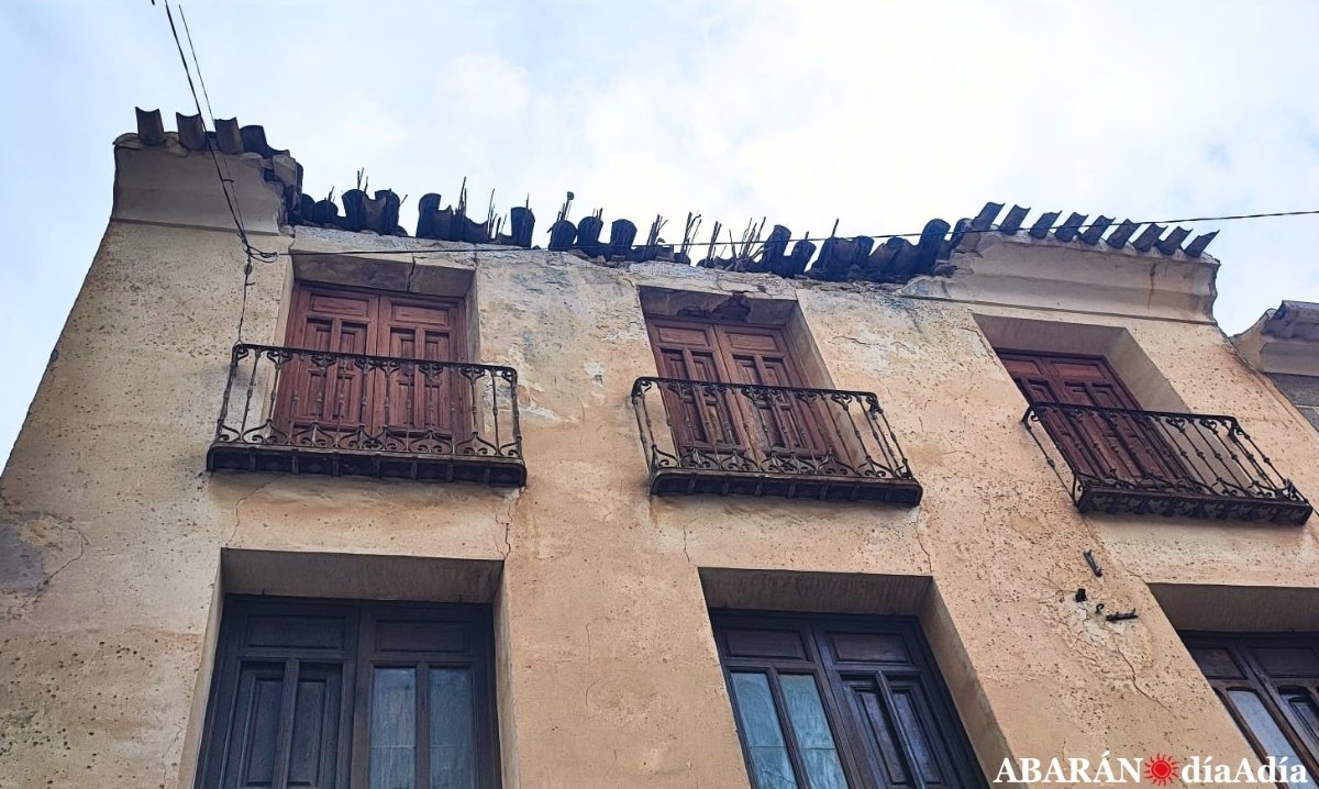 El derrumbe de parte del saliente de un tejado mantiene cortada al tráfico la calle San Damián