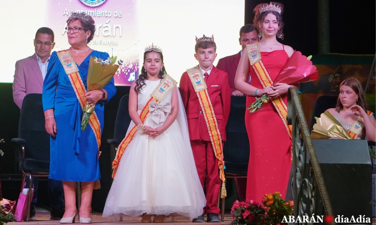 La barriada Virgen del Oro de coronó a sus reinas y rey en una noche mágica