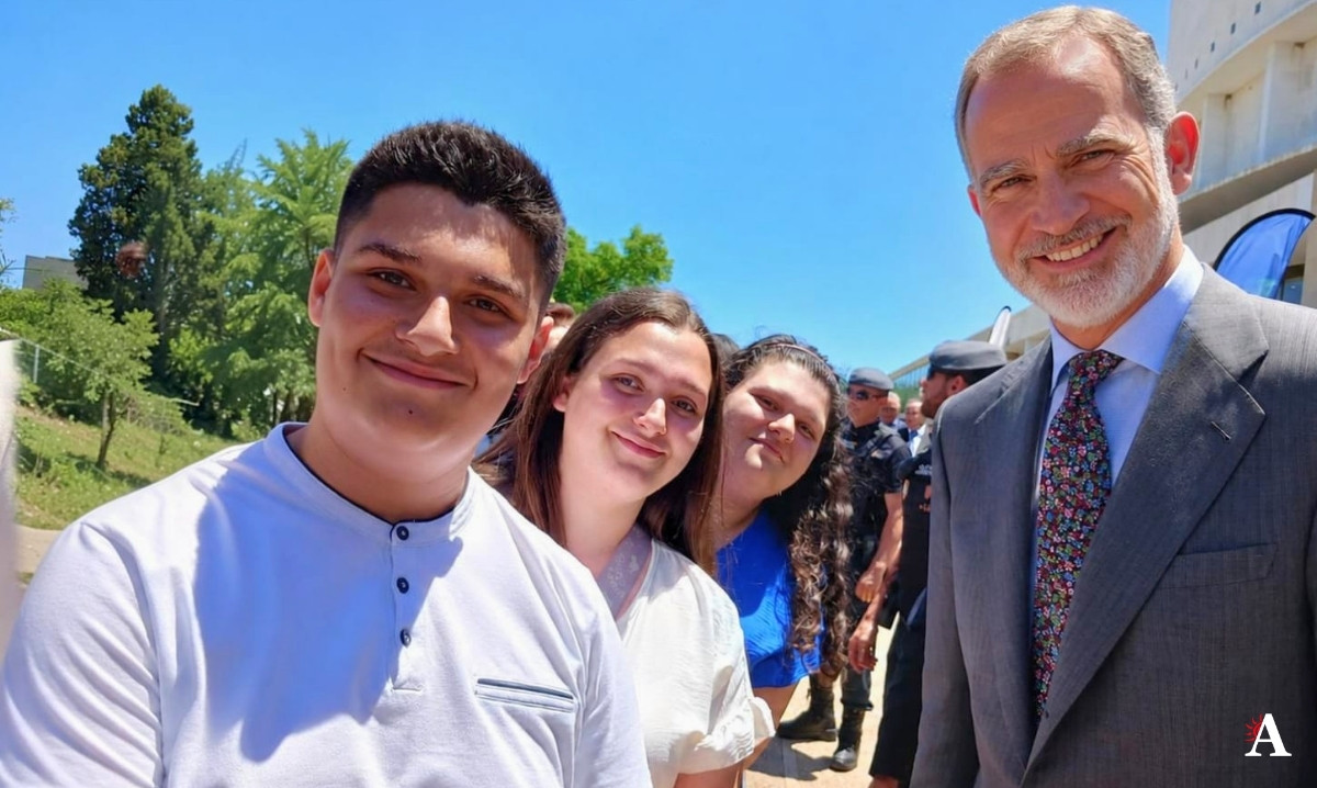 El rey Felipe VI saluda en Murcia a tres alumnos del CCEIPS Fahuarán de Abarán