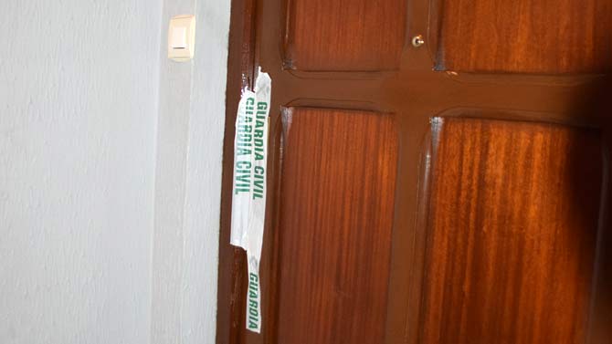 Precinto en la puerta de la vivienda