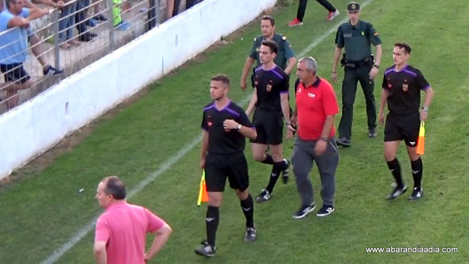 El trío arbitral tras decretar el final del partido