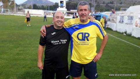 Dos viejas glorias del fútbol local volvieron al terreno de juego