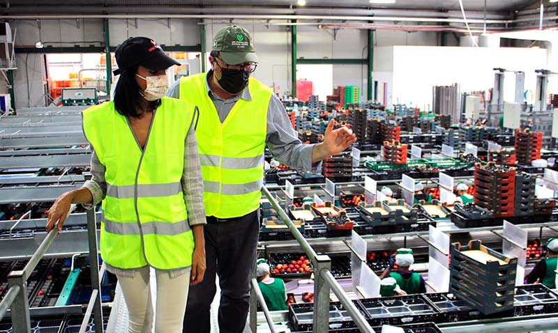 La consejera en su visita a Frutas Maripí