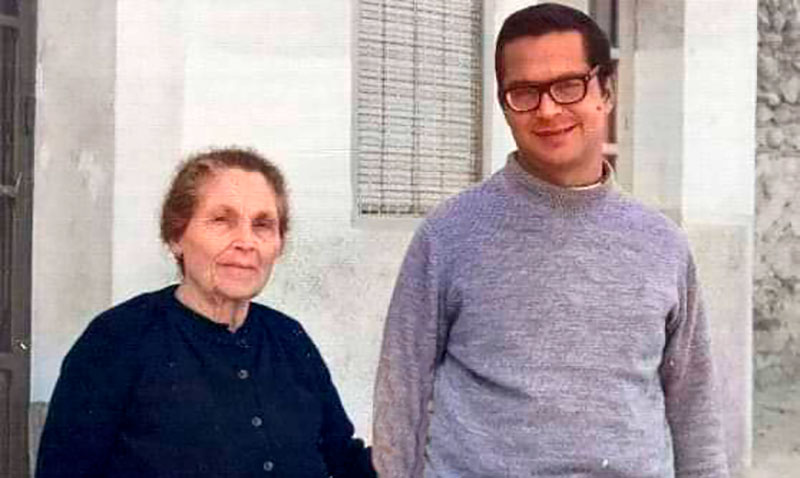Luisito, en una imagen de joven, junto a su madre