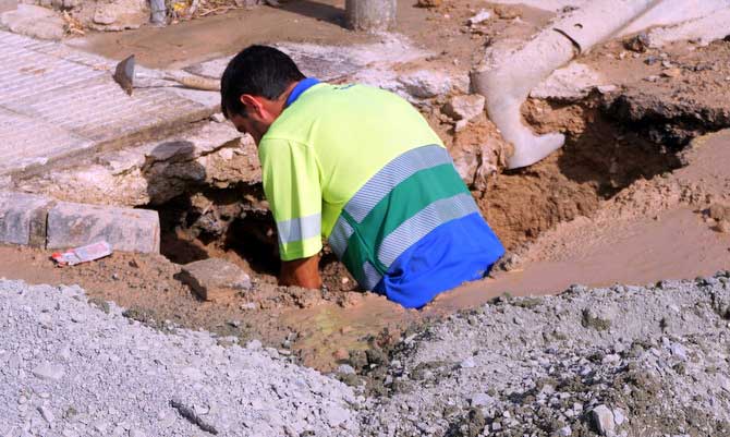 Un operario de Acualia trabajando en la zona