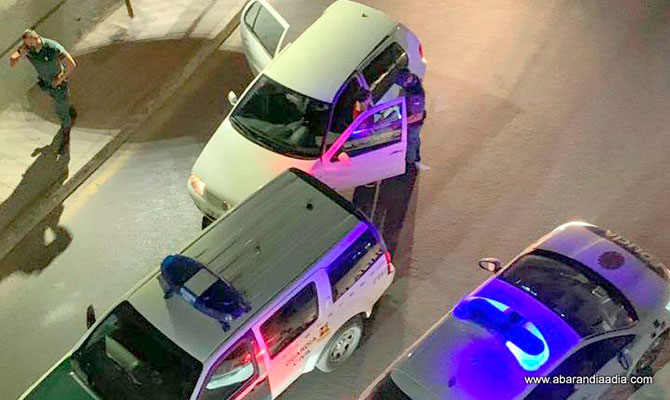 El veh&iacute;culo infractor junto a los patrullas