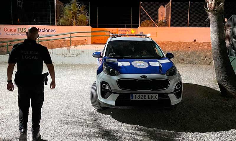 Un agente policial en la entrada al polideportivo