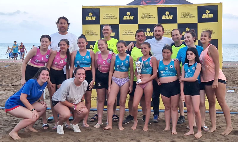 Las CAMPEONAS con su trofeo