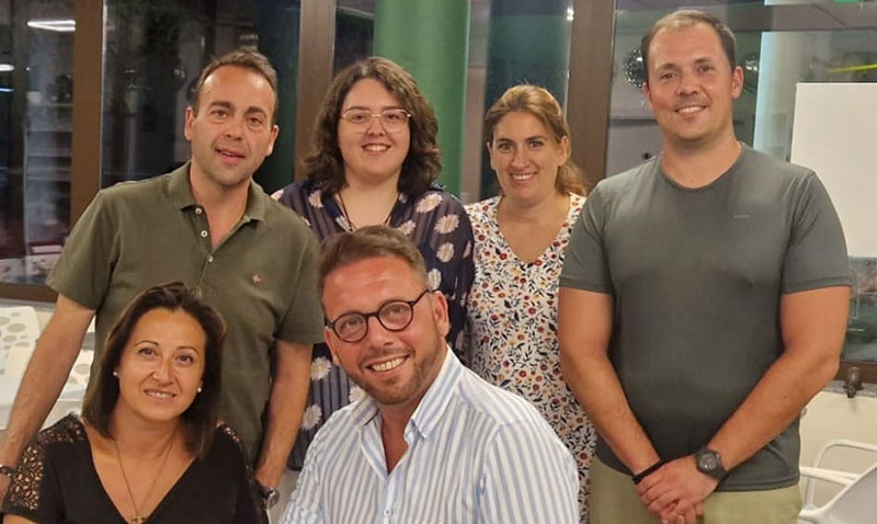Integrantes de la Hermandad de Abarán con el artista cordobés