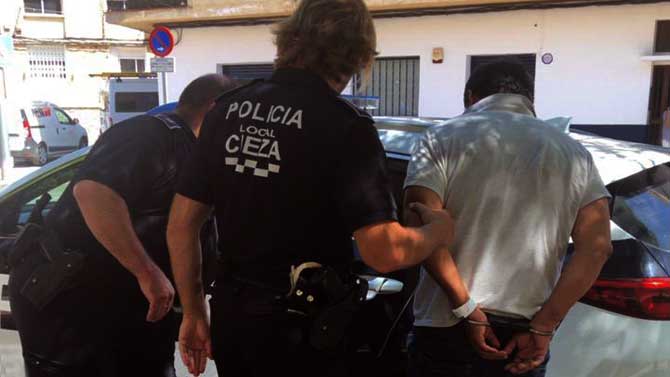 Dos agentes custodian al detenido