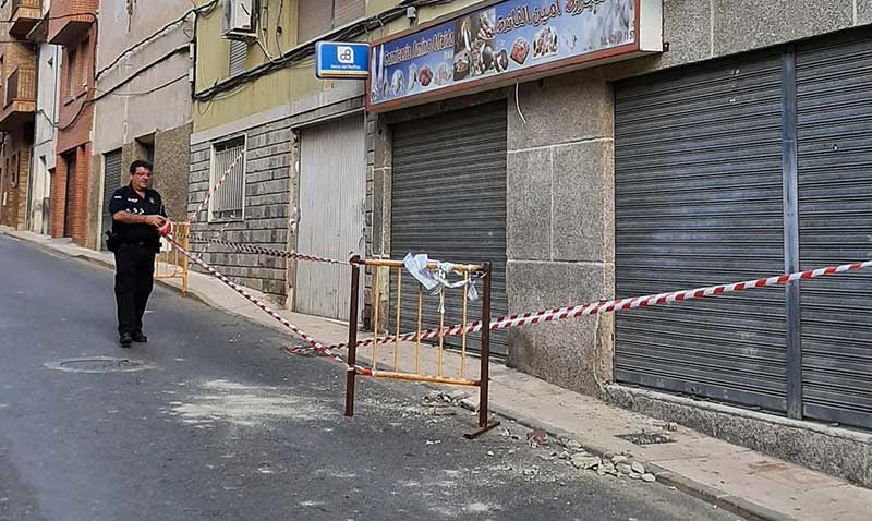 Un agente policial acordonando la zona