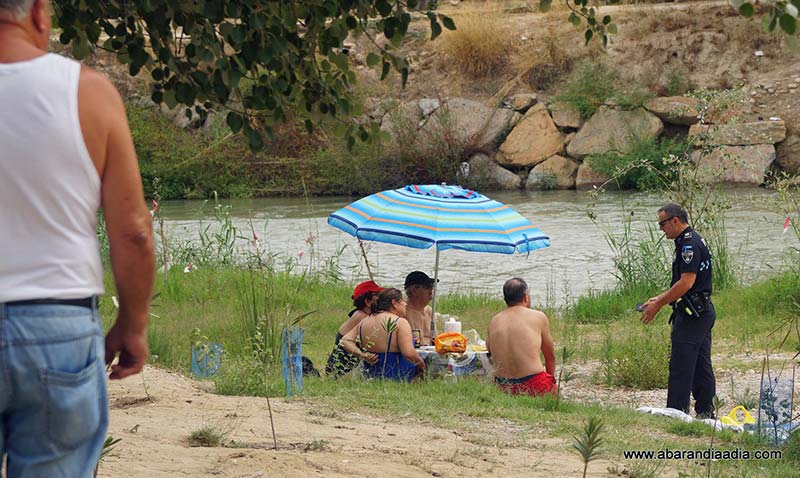 Un agente habla con un grupo de vecinos