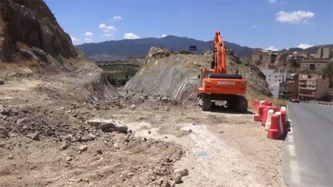 Maquinaria pesada trabajando en la zona