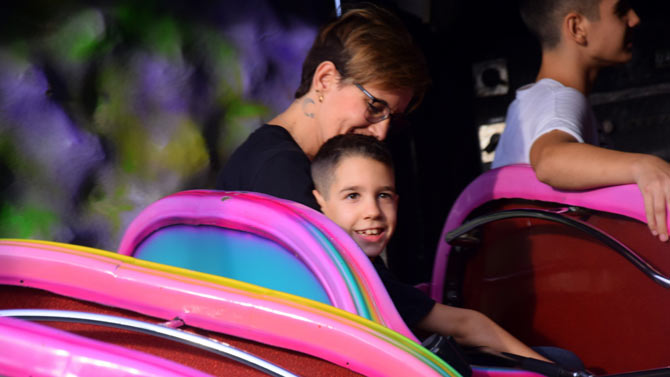Hugo, sonriente, en una de las atracciones