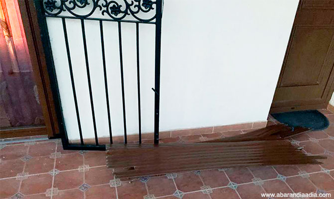 Da&ntilde;os en una de las viviendas asaltadas