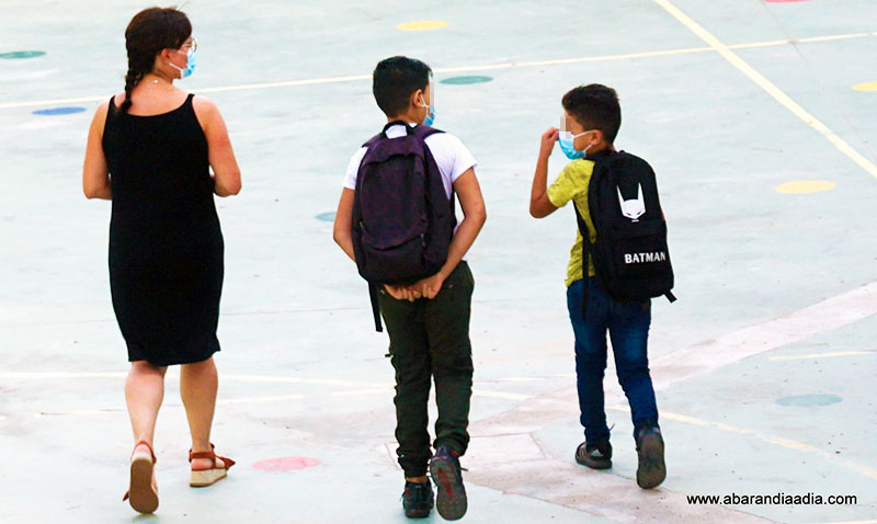 Dos alumnos del CEIP San Pablo junto a una profesora