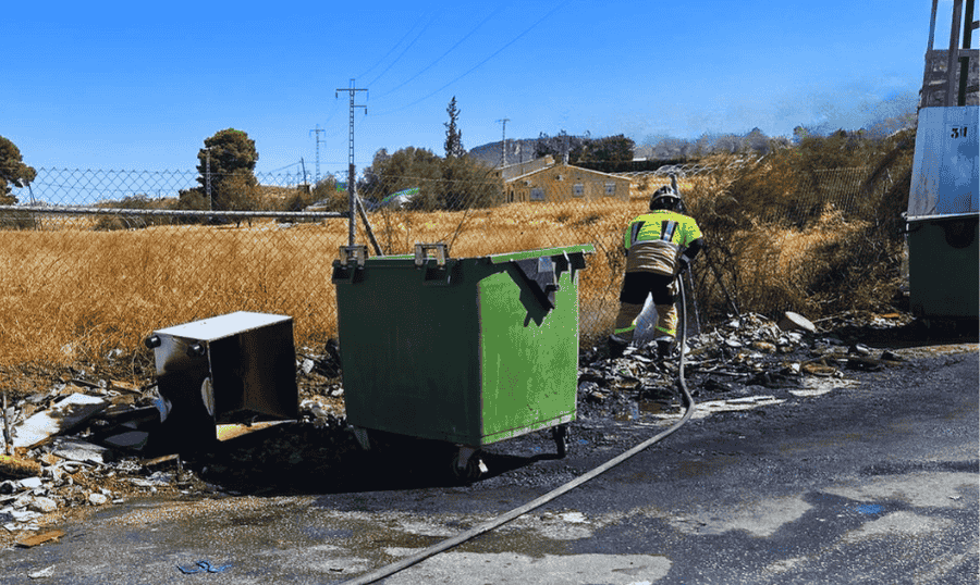 Incendian cinco contenedores y roban otros tres en un punto de recogida de Abarán