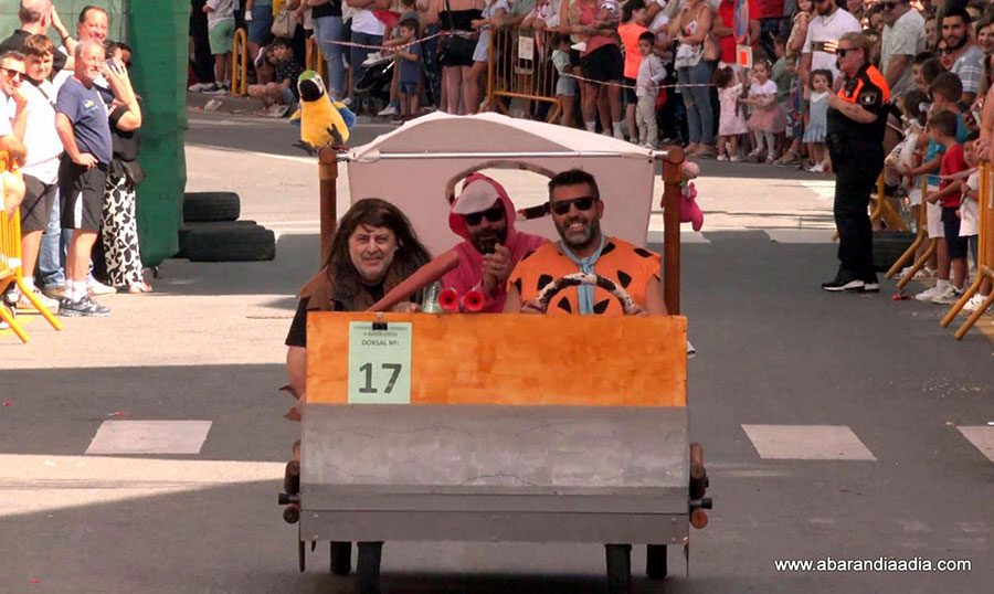 Ocho originales autos locos ponen diversión a pie de calle en las Fiestas de Abarán
