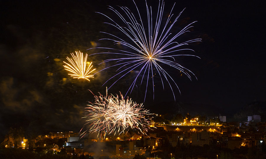 El cielo de Abarán se llenó de luz y color con un atractivo castillo de fuegos artificiales
