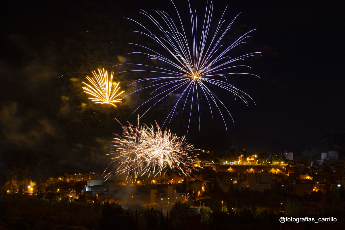 El cielo de Abarán se llenó de luz y color con un atractivo castillo de fuegos artificiales