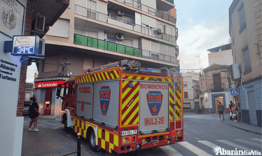 La policía evita lo que pudo ser una tragedia en el incendio de una vivienda en Abarán