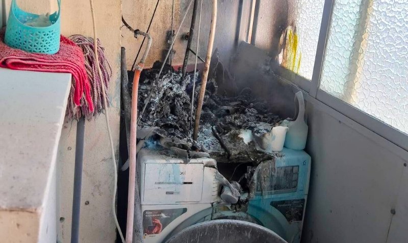 La policía evita lo que pudo ser una tragedia en el incendio de una vivienda en Abarán