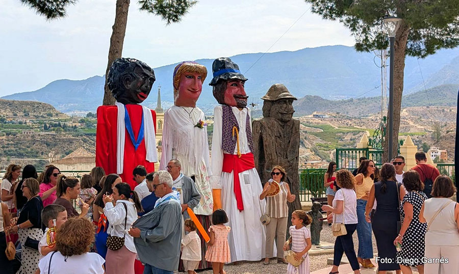 Gigantes y cabezudos toman las calles de Abarán en el día más grande de sus fiestas
