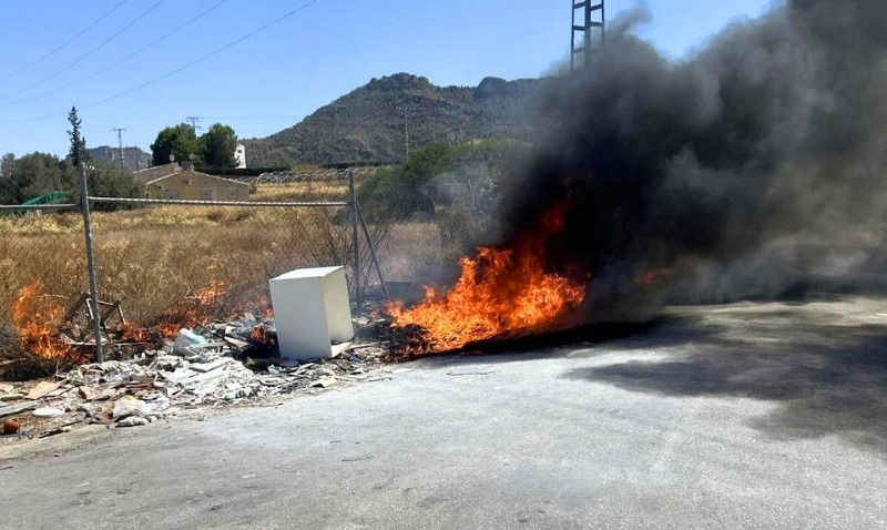 Incendian cinco contenedores y roban otros tres en un punto de recogida de Abarán