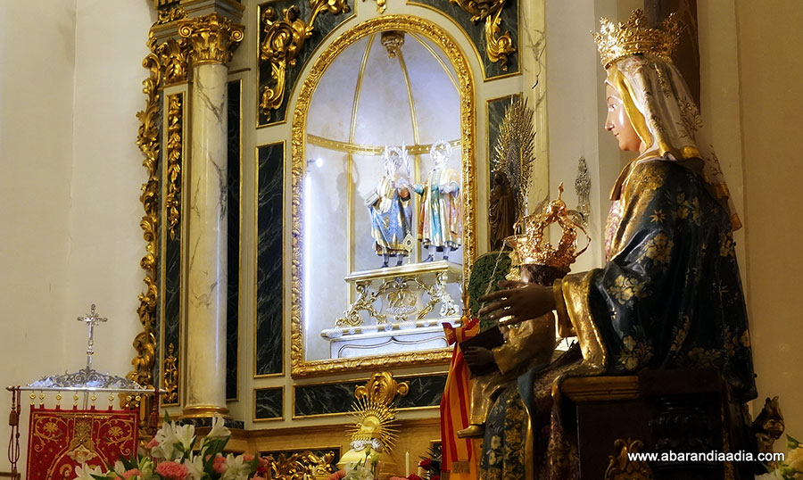 La Virgen del Oro se reencuentra, como cada año, con los Santos Médicos Cosme y Damián