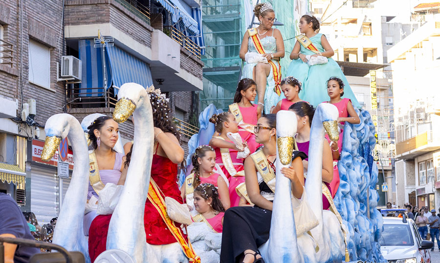 El desfile de carrozas llenó las calles de Abarán de fantasía, ritmo, color y... papelillos