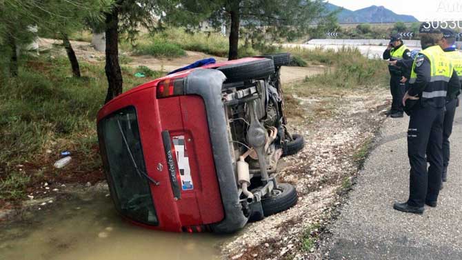 Agentes de la Polic&iacute;a junto al veh&iacute;culo accidentado
