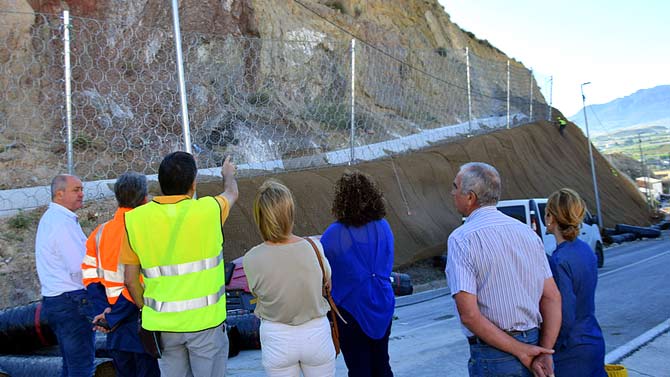 Autoridades y t&eacute;cnicos en su visita a las obras