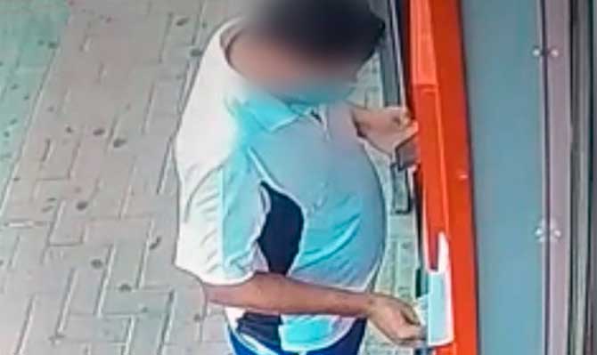 El detenido ante un cajero autom&aacute;tico