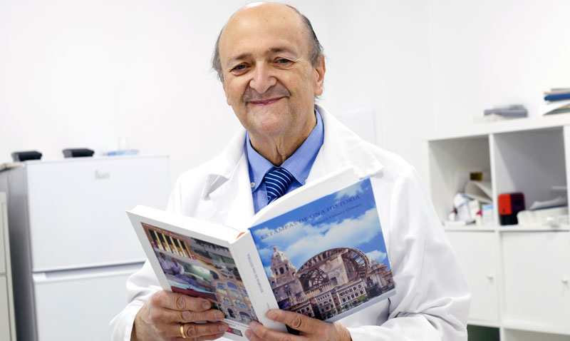 Nuestro paisano con su libro entre las manos