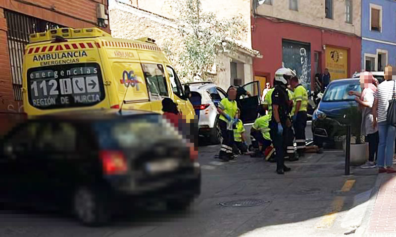 Sanitarios atendiendo al herido en el lugar del accidente