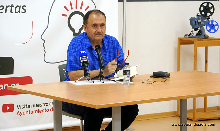 El poeta Ginés Aniorte presentó su libro 'Hojarasca' en la Biblioteca de Abarán
