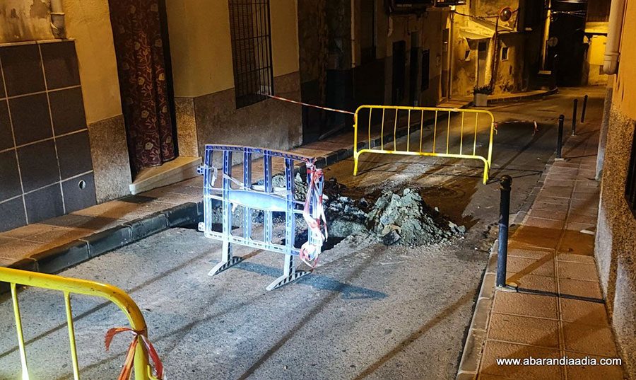 La calle ‘La Caña’ se encuentra cortada al tráfico debido a una avería en la red de agua