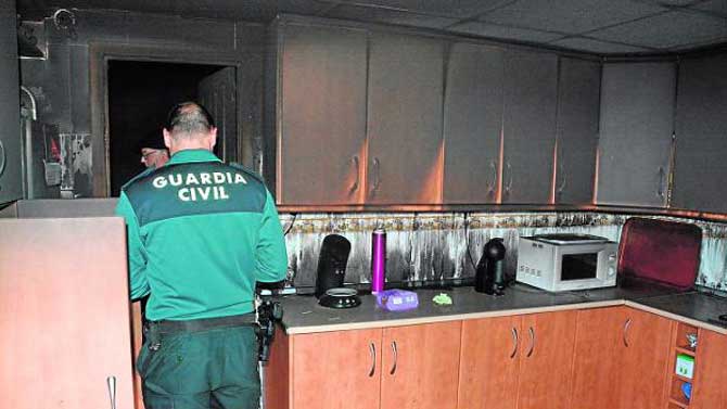 Un guardia civil durante la inspecci&oacute;n ocular