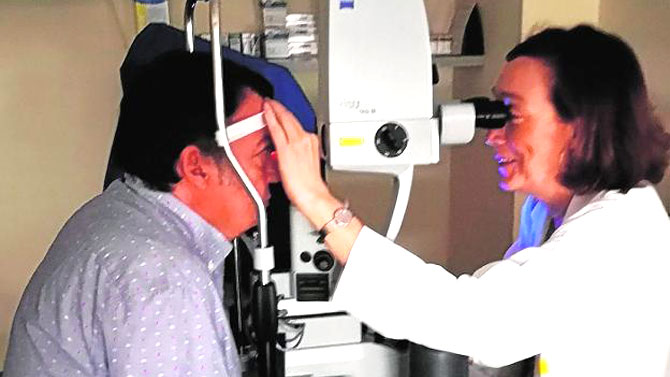 Un paciente es atendido con el nuevo l&aacute;ser por la doctora Esther Calvo. / C. C.