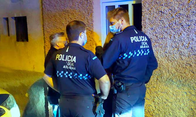 Los agentes ante la puerta de la vivienda